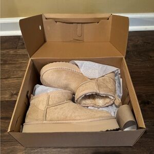 NWT Breckenridge Natural Tan Footwear, runs small and fits like a 6.5